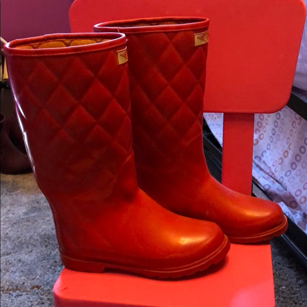 RED QUILTED RAINBOOTS 👢 👢